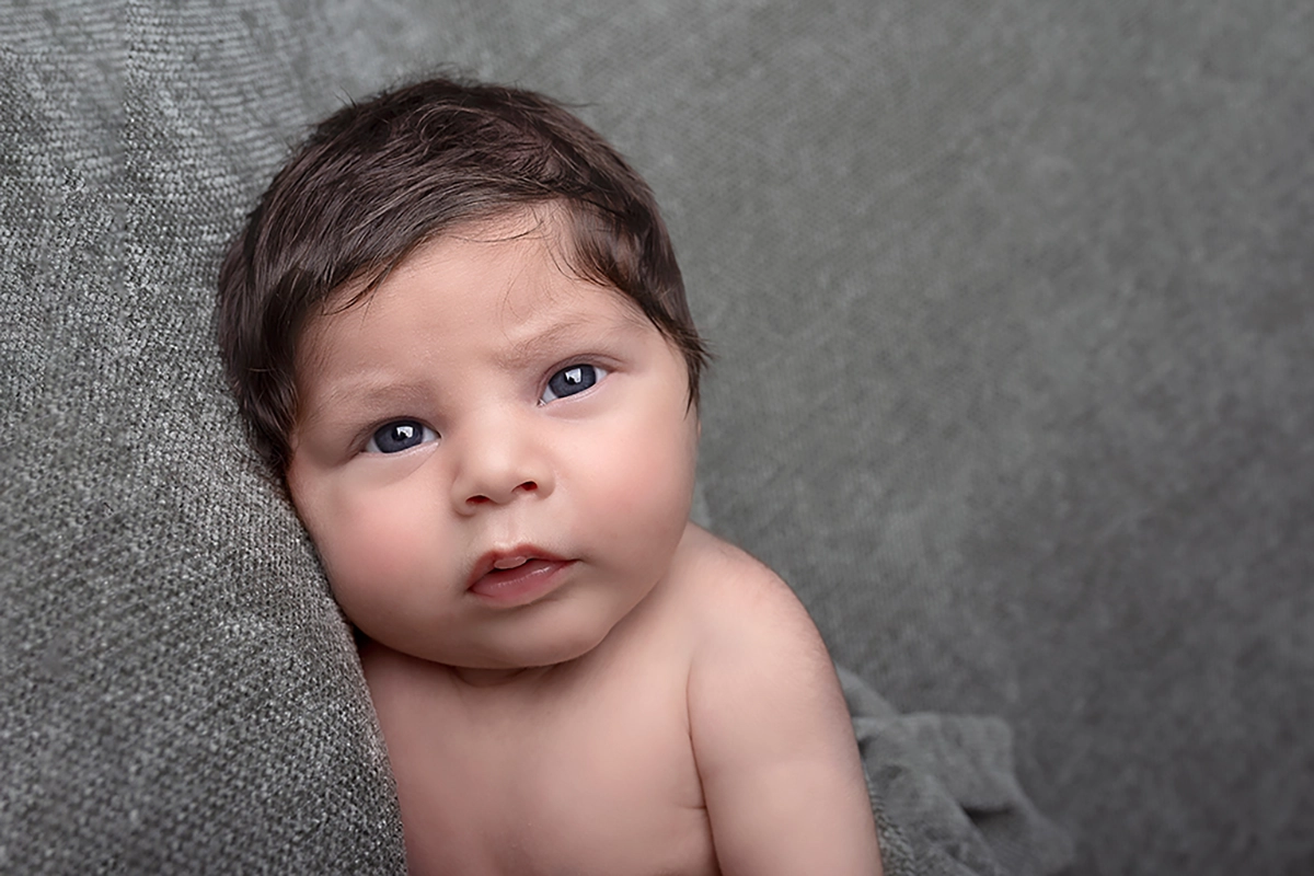 mooie close-up van baby tijdens baby fotoshoot