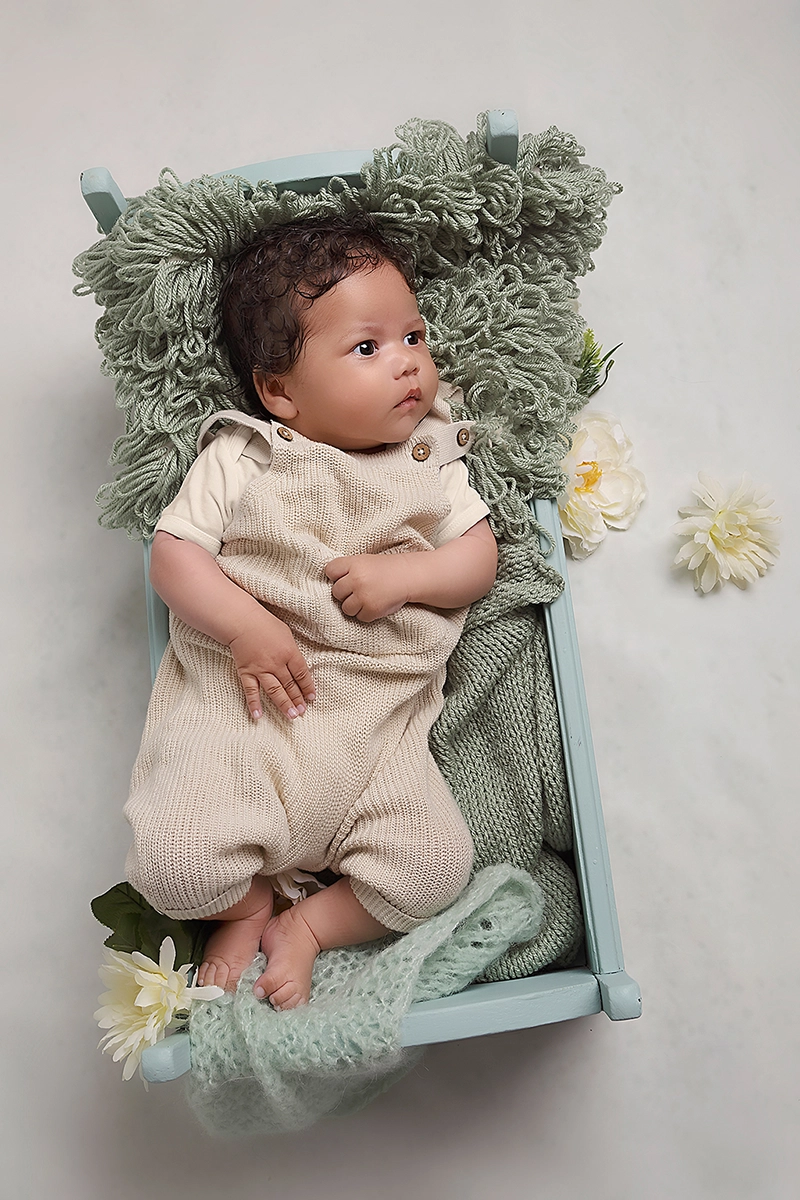 babyshoot in studio met meisje in mintgroen bedje