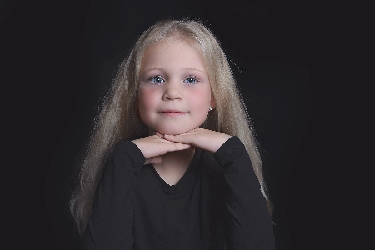 studio portret van meisje met zwarte achtergrond fine art